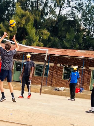 Volleyballspiel mit den Esperance Freiwilligen